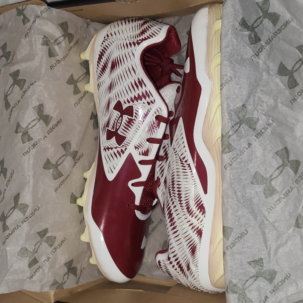 Under Armour Men's Football Cleats! Size- 12.5 (color- burgundy/white)